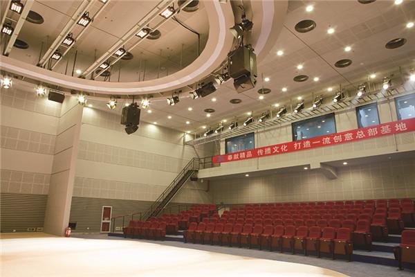 a500㎡多功能演播廳配置國内先進燈光音響設備，能提供小劇場、小型演唱會等多種服務。_副本